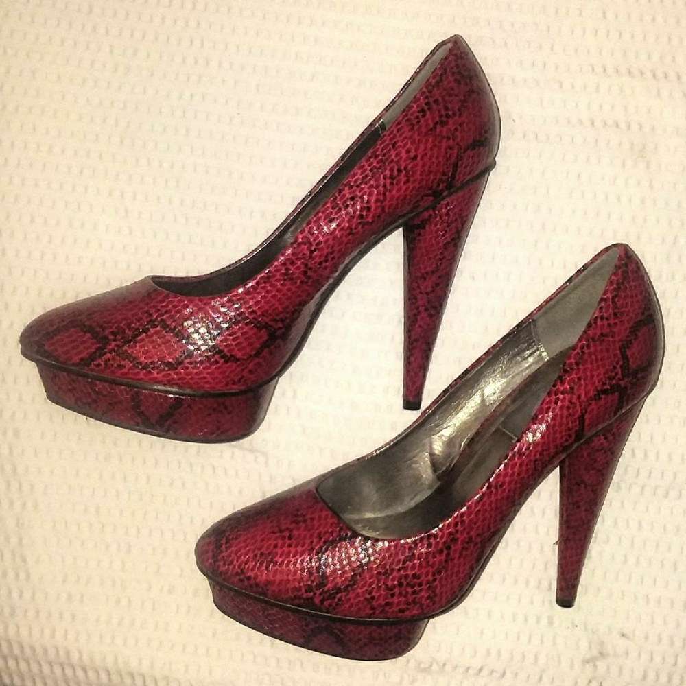 FAUX SNAKESKIN PLATFORM PUMPS FROM YOKI